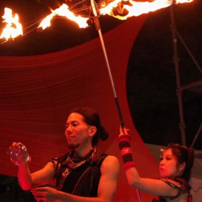 コンタクトジャグリングとファイアーパラソルは相性がいいです。 千葉中央公園で火付盗賊ファイアーパフォーマンスとコンタクトジャグリング