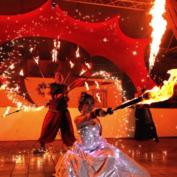 火付盗賊の電飾ドレスでファイアーパフォーマンス