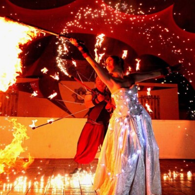 火付盗賊の電飾ドレスでファイアーパフォーマンス