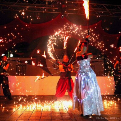 火付盗賊の電飾ドレスでファイアーパフォーマンス