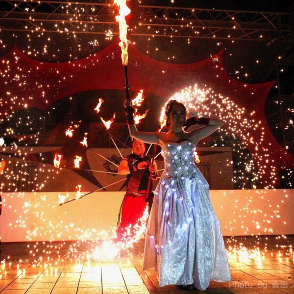 火付盗賊の電飾ドレスでファイアーパフォーマンス