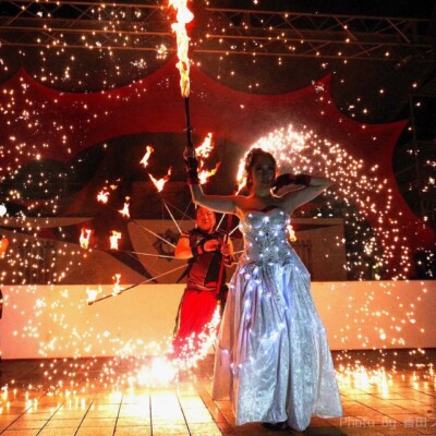 火付盗賊の電飾ドレスでファイアーパフォーマンス