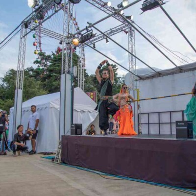 西武園ゆうえんちのプールの夏イベントを盛り上げるエキゾチックなベリーダンス