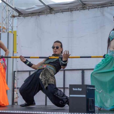 西武園ゆうえんちのプールの夏イベントを盛り上げるリンボーダンス