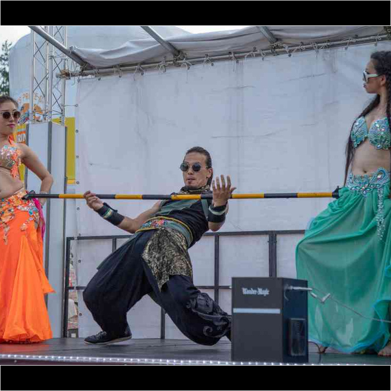 西武園ゆうえんちのプールの夏イベントを盛り上げるリンボーダンス