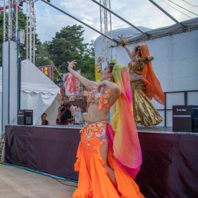 西武園ゆうえんちのプールの夏イベントを盛り上げるエキゾチックなベリーダンス