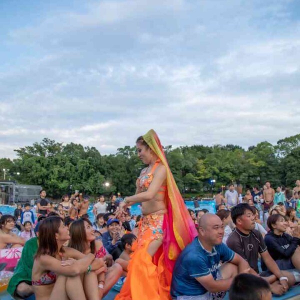 西武園ゆうえんちのプールの夏イベントを盛り上げるエキゾチックなベリーダンス