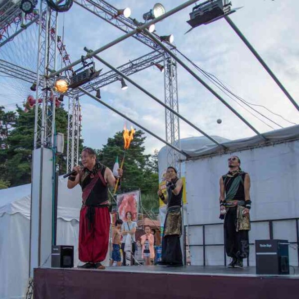 MCとジャグリング 西武園ゆうえんちのプールの夏イベントを盛り上げる大道芸