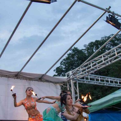 西武園ゆうえんちのプールの夏イベントを盛り上げるエキゾチックなベリーダンス