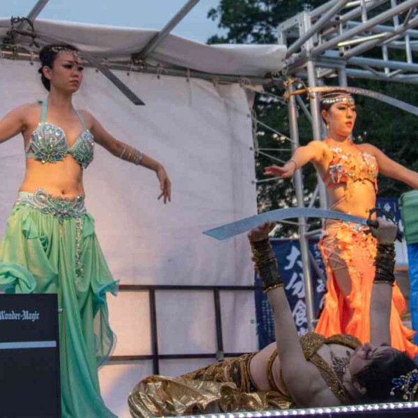西武園ゆうえんちのプールの夏イベントを盛り上げるエキゾチックなベリーダンス