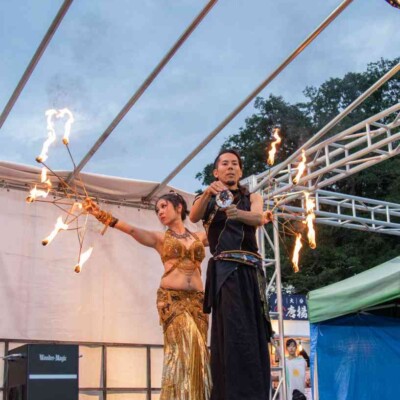 西武園ゆうえんちのプールの夏イベントを盛り上げるファイアーショー