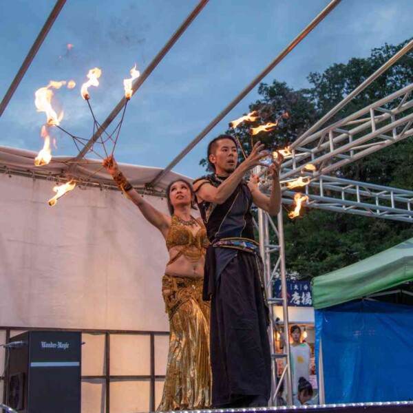 西武園ゆうえんちのプールの夏イベントを盛り上げるファイアーショー