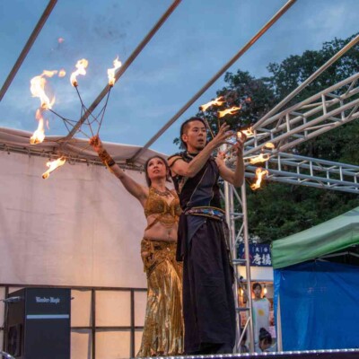 おこたんぺのコンタクトジャグリング 西武園ゆうえんちのプールの夏イベントを盛り上げるファイアーショー