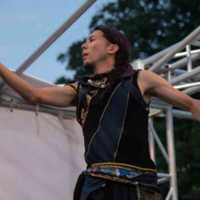 おこたんぺのコンタクトジャグリング 西武園ゆうえんちのプールの夏イベントを盛り上げる大道芸