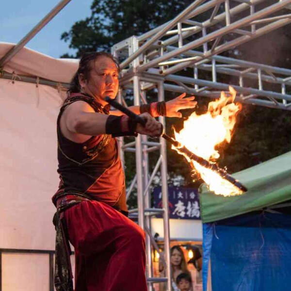 炎剣 西武園ゆうえんちのプールの夏イベントを盛り上げるファイアーショー