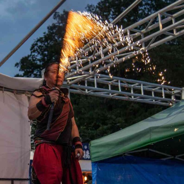 西武園ゆうえんちのプールの夏イベントを盛り上げるファイアーショー