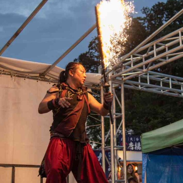 炎剣 西武園ゆうえんちのプールの夏イベントを盛り上げるファイアーショー