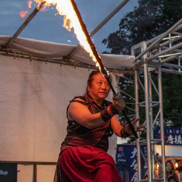 炎剣 西武園ゆうえんちのプールの夏イベントを盛り上げるファイアーショー