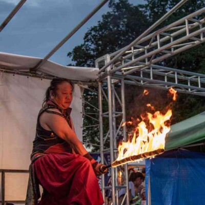 西武園ゆうえんちのプールの夏イベントを盛り上げるファイアーショー