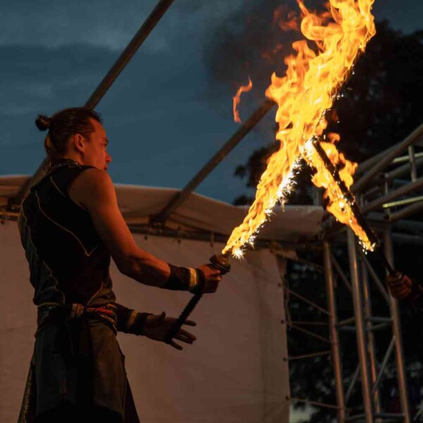炎剣バトル 西武園ゆうえんちのプールの夏イベントを盛り上げるファイアーショー