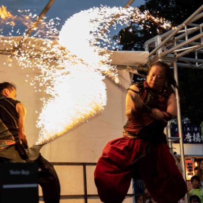 西武園ゆうえんちのプールの夏イベントを盛り上げるファイアーショー