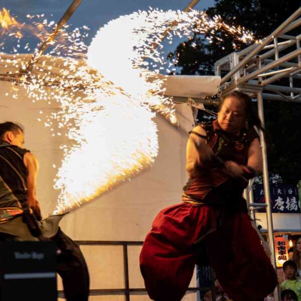 炎剣バトル 西武園ゆうえんちのプールの夏イベントを盛り上げるファイアーショー