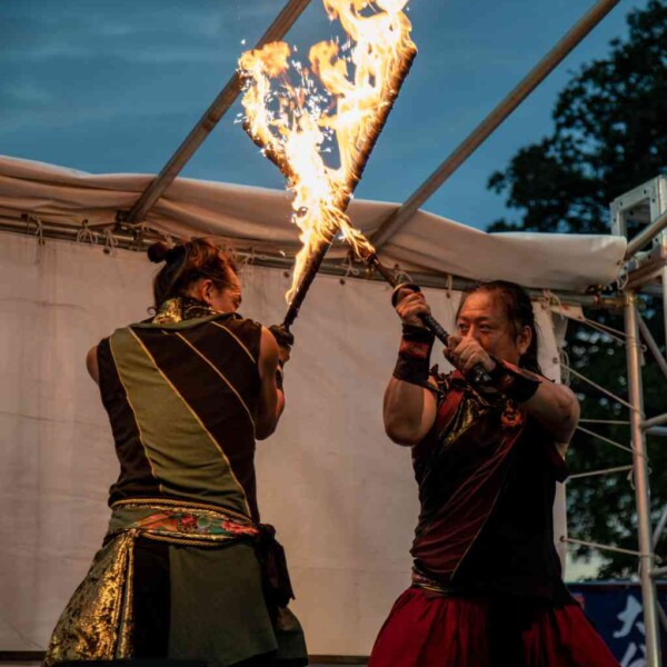 西武園ゆうえんちのプールの夏イベントを盛り上げるファイアーショー