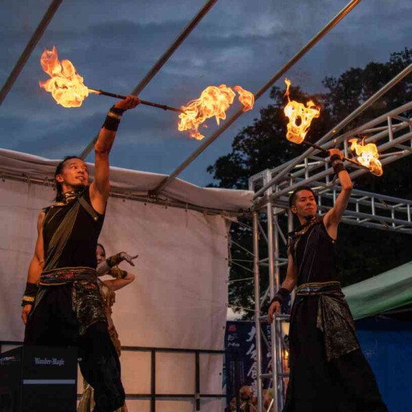 西武園ゆうえんちのプールの夏イベントを盛り上げるファイアーショー