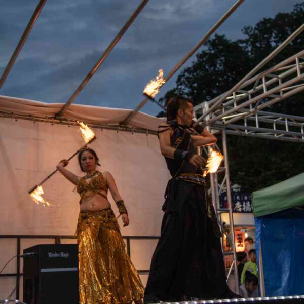 西武園ゆうえんちのプールの夏イベントを盛り上げるファイアーショー