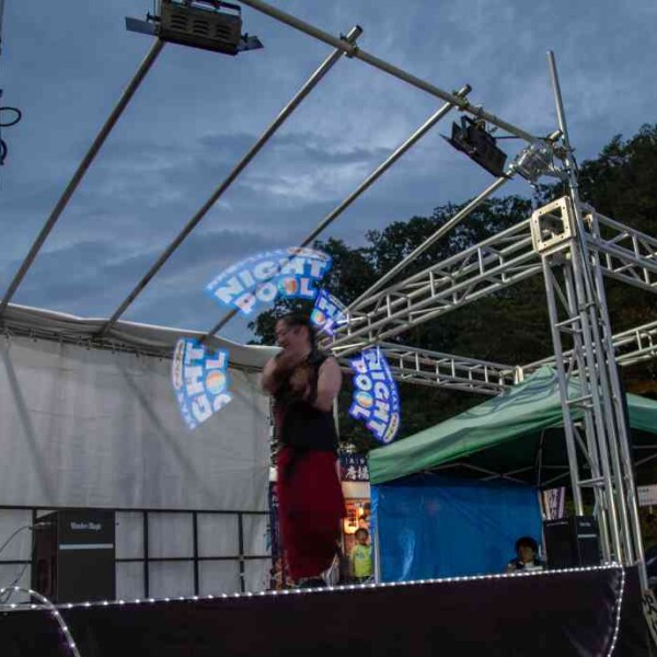 西武園ゆうえんちのプールの夏イベントを盛り上げるイルミネーションライトパフォーマンス