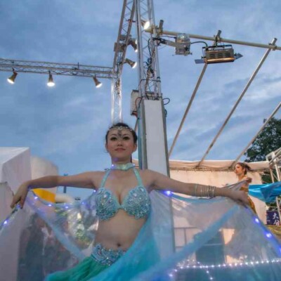 西武園ゆうえんちのプールの夏イベントを盛り上げるエキゾチックなベリーダンス