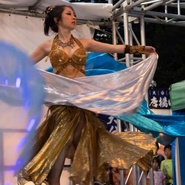 ダブルベールダンス 西武園ゆうえんちのプールの夏イベントを盛り上げるエキゾチックなベリーダンス
