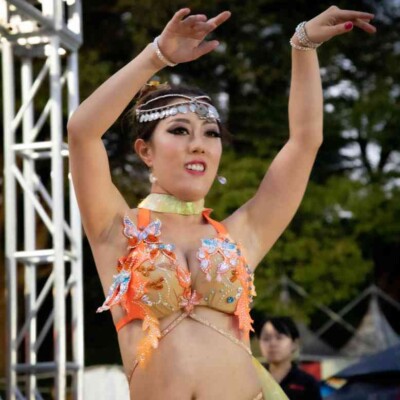西武園ゆうえんちのプールの夏イベントを盛り上げるエキゾチックなベリーダンス