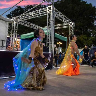 西武園ゆうえんちのプールの夏イベントを盛り上げるエキゾチックなベリーダンス