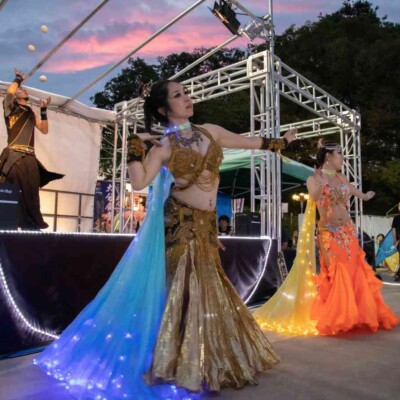 西武園ゆうえんちのプールの夏イベントを盛り上げるエキゾチックなベリーダンス