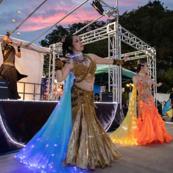 西武園ゆうえんちのプールの夏イベントを盛り上げるエキゾチックなベリーダンス