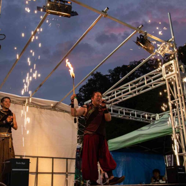 西武園ゆうえんちのプールの夏イベントを盛り上げるファイアーショー