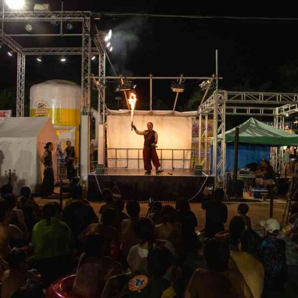 西武園ゆうえんちのプールの夏イベントを盛り上げるファイアーショー