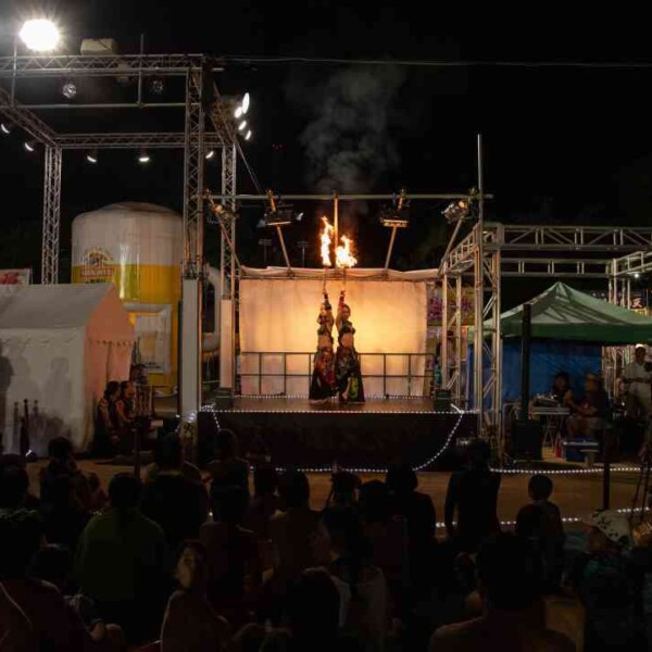 西武園ゆうえんちのプールの夏イベントを盛り上げるファイアーショー