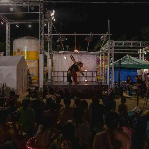 西武園ゆうえんちのプールの夏イベントを盛り上げるファイアーショー