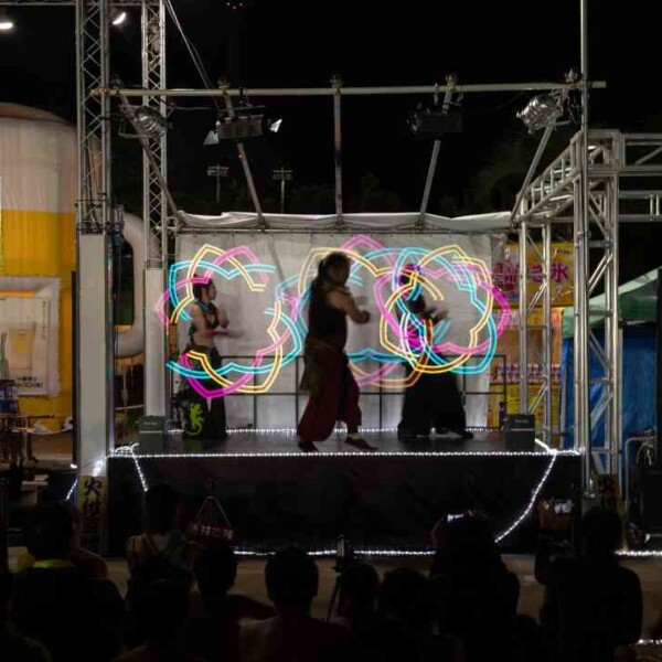西武園ゆうえんちのプールの夏イベントを盛り上げるイルミネーションライトパフォーマンス