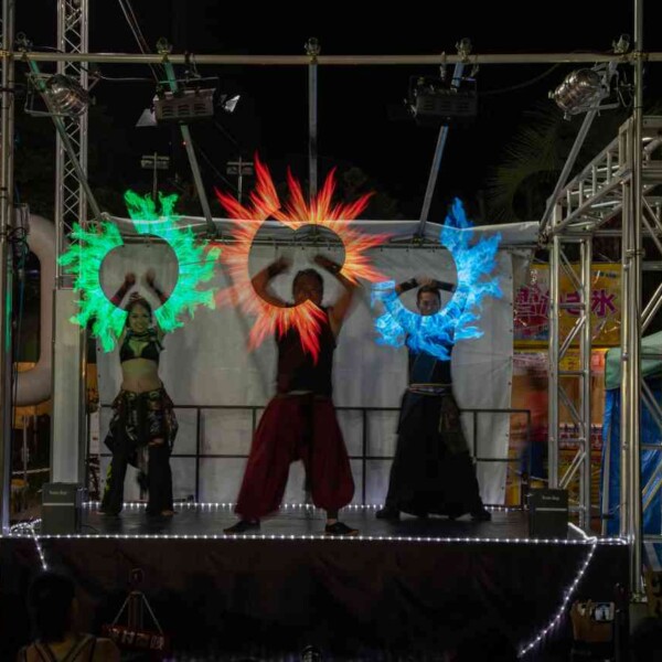 西武園ゆうえんちのプールの夏イベントを盛り上げるイルミネーションライトパフォーマンス