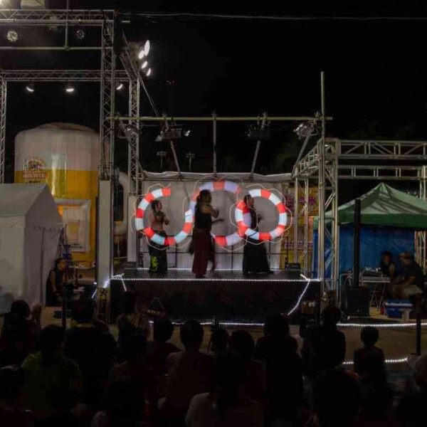 ビジュアルポイで浮き輪。プールのイメージ 西武園ゆうえんちのプールの夏イベントを盛り上げるイルミネーションライトパフォーマンス