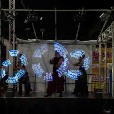 西武園ゆうえんちのプールの夏イベントを盛り上げるイルミネーションライトパフォーマンス