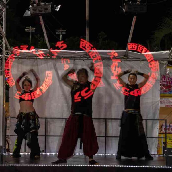 西武園ゆうえんちのプールの夏イベントを盛り上げるイルミネーションライトパフォーマンス