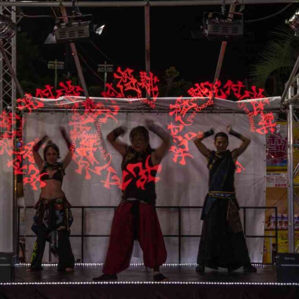西武園ゆうえんちのプールの夏イベントを盛り上げるイルミネーションライトパフォーマンス