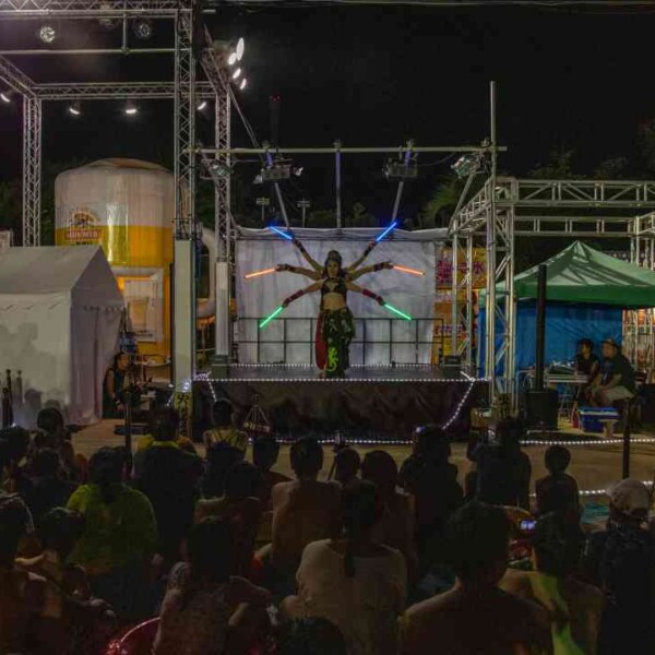 ビジュアルポイ 西武園ゆうえんちのプールの夏イベントを盛り上げるイルミネーションライトパフォーマンス