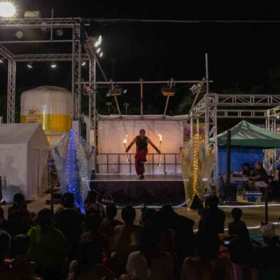 西武園ゆうえんちのプールの夏イベントを盛り上げるファイアーショー