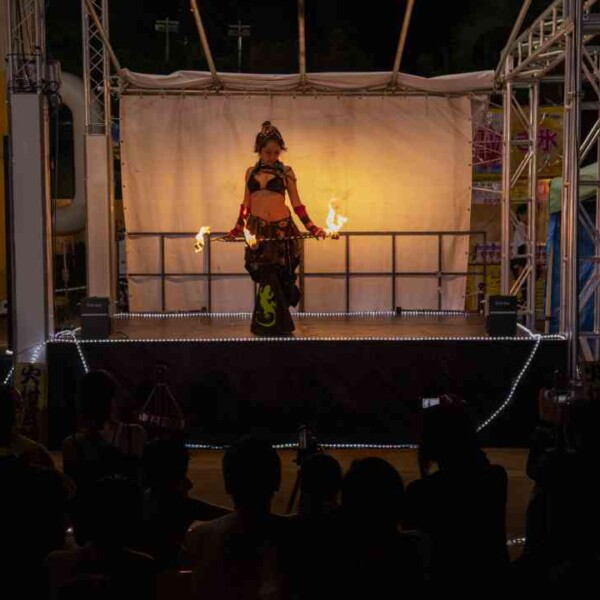 ファイアーフラフープ 西武園ゆうえんちのプールの夏イベントを盛り上げるファイアーショー