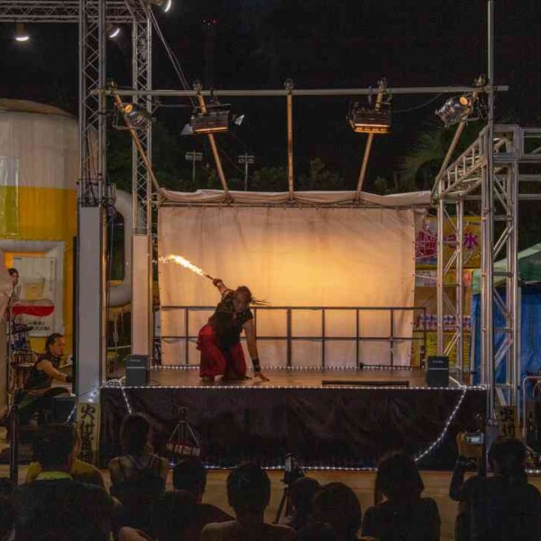 炎剣 西武園ゆうえんちのプールの夏イベントを盛り上げるファイアーショー
